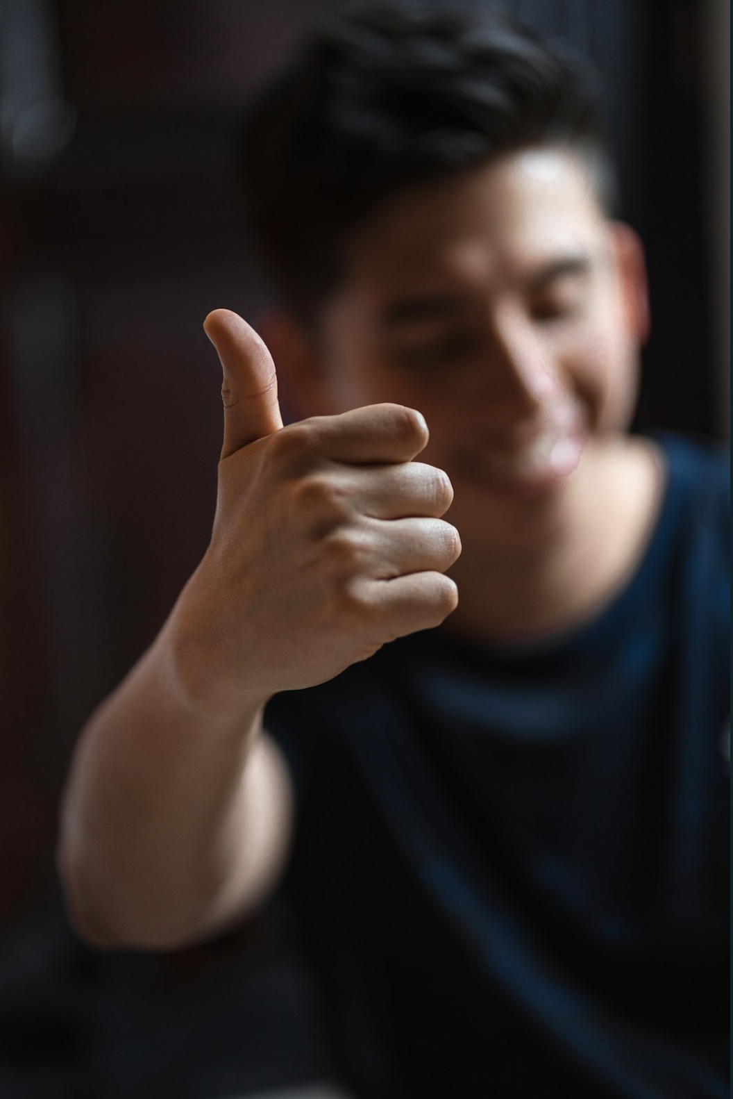 Pollice in su: il potere di approvazione e gratitudine nella leadership